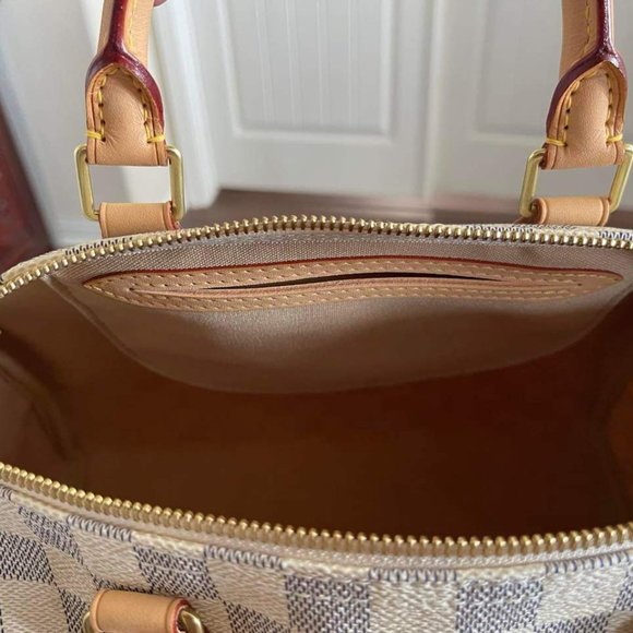 Louis Vuitton - Picture 3 of 8